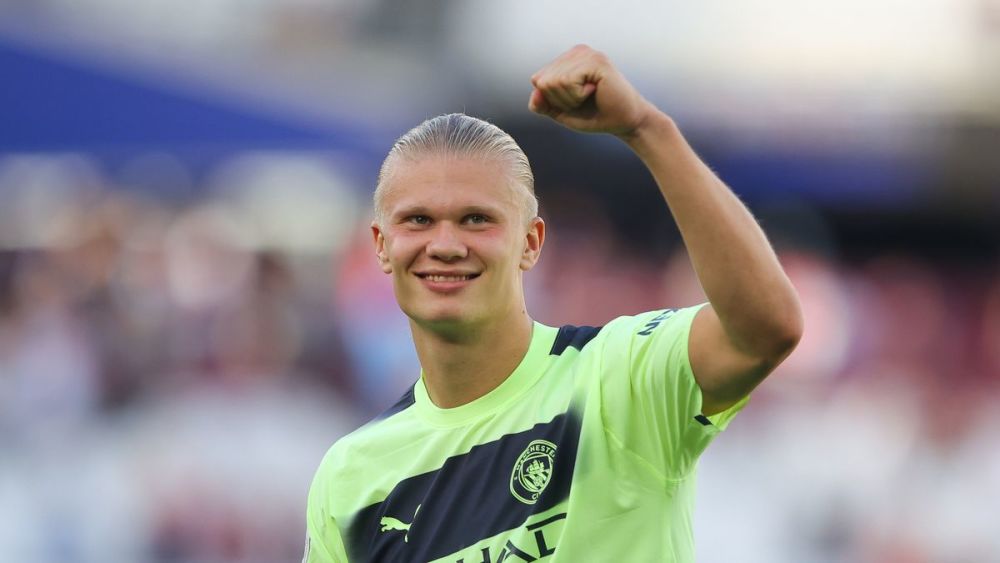 23赛季传奇！詹姆斯戴纪念臂章重返首秀地，湖人赛后制球星卡纪念