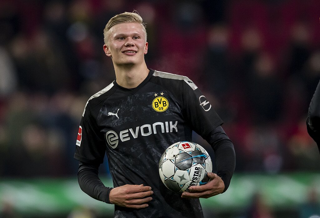 2025年NBA球员总收入排行榜揭晓：库里领跑，詹姆斯紧随其后